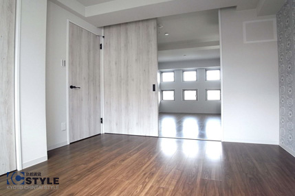 チェリー柄の床材にこだわりの建具がお部屋を引き立てます(202)