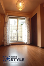 落ち着きを感じられる室内(102)