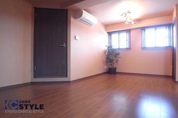 色彩に統一感があり温かみのある内装美(102)