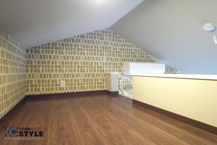 チェリー柄の床材にデザインクロスがオシャレな広々としたロフト(302)