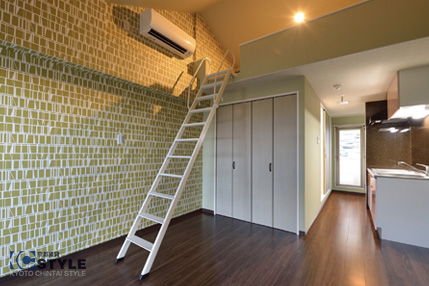 デザインクロスが明るさをさらに際立たせるロフト付きの室内(302)