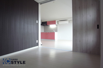 白を基調とした室内にアクセントクロスがメリハリをつける(301)