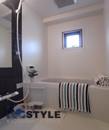 浴槽に窓を配備した清潔感あるバスルーム