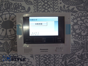 モニター付インターホンでオートロックへの来訪者の顔を確認して頂けます(202)