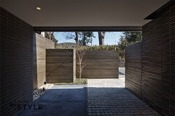 エントランスから建物入口に向かって