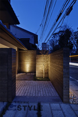 建物入口からエントランスへのアプローチ