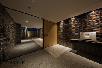 解放感あるガラスとオシャレな木製ドアで仕切られたオートロックエントランス