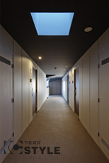 天窓から優しい明かりが差し込む３階廊下