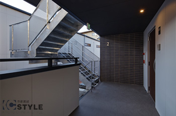 シャープな印象の共用部階段
