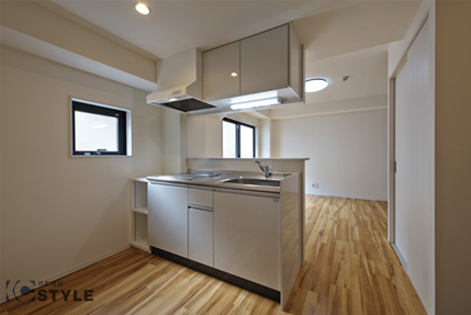 総無垢風の木目が綺麗なウッドタイルフローリングに使い勝手の良いシステムカウンターキッチンがオシャレ（06type)