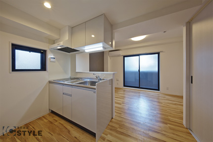 使い勝手の良いシステムカウンターキッチンの上部には収納も備えています（05type）