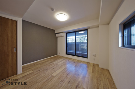 アッシュ系の木目調が美しい床材にチェリーの建具が綺麗（04type、03typeは反転小窓無）