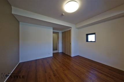 コーナーに家具を置きやすいように設計されたクローゼットの配置（01type、02typeは反転小窓無）