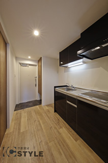 ブラックに近い木目調のキッチン（04type、03typeは反転）