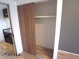 奥行きも深くワイドのあるクローゼットはスライドドアを採用することで端まで使いやすい