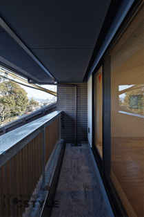 横幅も広くゆったりしたバルコニー（東側）