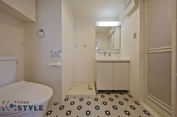 白を基調とした清潔感あるバスルーム