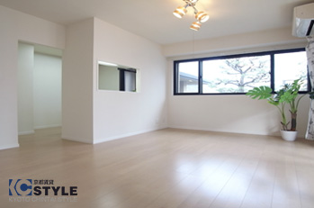 白を基調とした明るいリビング 205