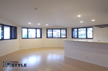 解放感あるカウンターキッチンのリビング 206