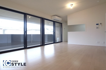 大型のハイサッシで開口部を出来るだけ大きくし風通しと採光性を高めています 207