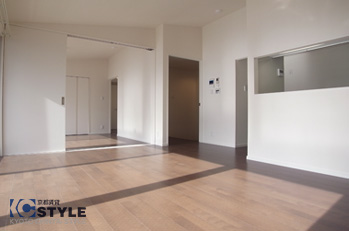 明るい陽射しが差し込む落ち着いたリビング 302