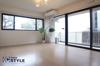 白を基調としつつサッシをブラックにすることで締まった空間に 205