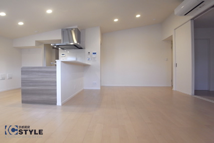 高級感のあるキッチンにダウンライトがお洒落なリビング 206