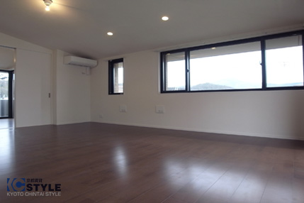 木目調の落ち着いたフローリングを使用した広々したリビング 303