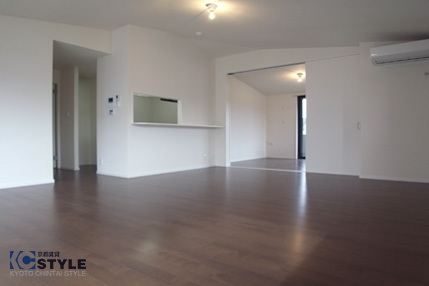 便利なカウンターキッチンに広々としたリビング 303