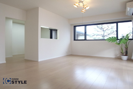 白を基調としたリビングは清潔感ある空間に 205