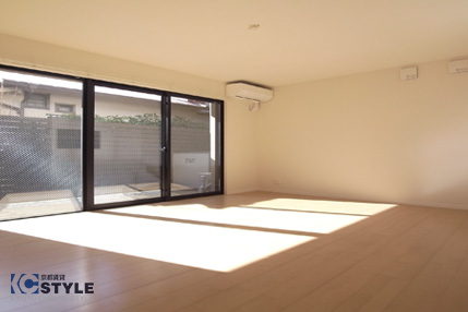 南向きで大きな窓から光が差し込む明るいリビング 101