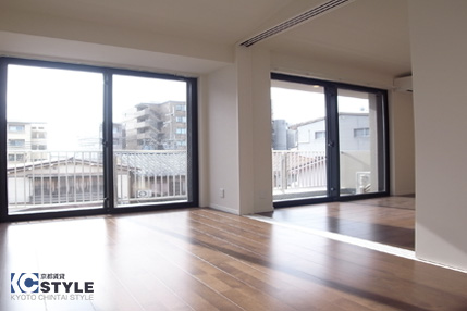 大きなサッシに落ち着きのある木目調のフローリグ 301