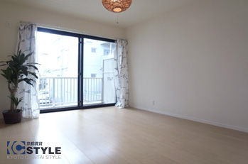 しっかりと採光部が確保され、ゆったりとした洋室 205