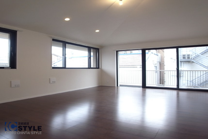 2面遮光で明るく落ち着きのあるリビング 303