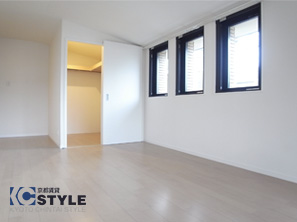 大容量の収納を備えた明るい洋室 206