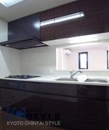 室内と統一感あるシックなキッチン