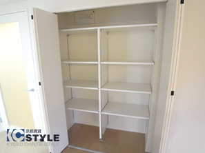 リビングにある便利な収納スペース 201