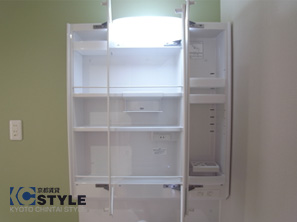 鏡の背面には便利な収納スペース 101