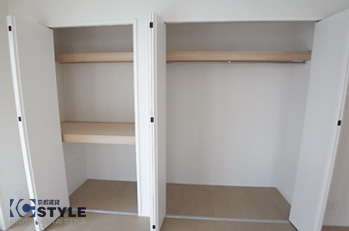 洋室は壁一面のワイドクローゼット付き 205