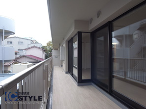 全部屋に跨るロングバルコニー 204