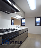 高級感あるデザインパネルを採用したシステムキッチン（201）