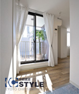 玄関扉を開けると優しい光が差し込みます