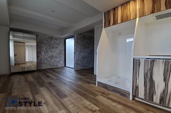 統一感のあるスタイリッシュなキッチンと室内（401号）