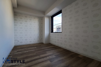 光が差し込み落ち着いた空間の洋室（402号）