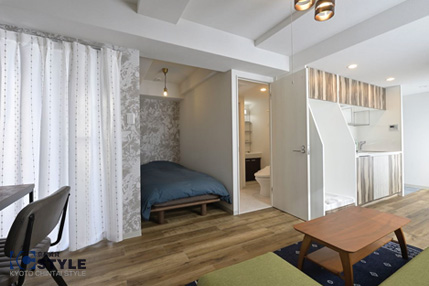 木目が綺麗なウッドタイルフローリングにキッチンがオシャレ（401号）