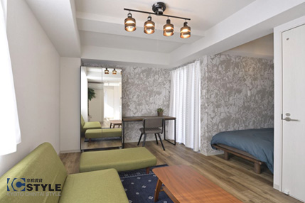 専用ベッドスペースを配置することで広いリビングスペースを確保しお気に入りのインテリアが設置ができます（401号）