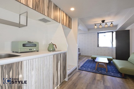 室内と統一感のあるスタイリッシュなキッチン（402号）