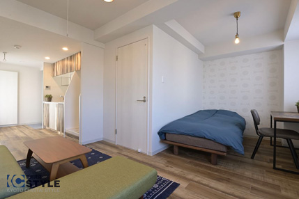 専用ベッドスペースを配置することで広いリビングスペースを確保しお気に入りのインテリアが設置ができます（402号）