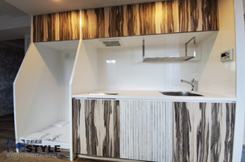 システムキッチンもヴィンテージ調で統一し深みのある空間を演出