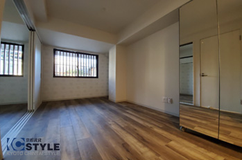 日差しが差し込み温かみのある室内（202号）